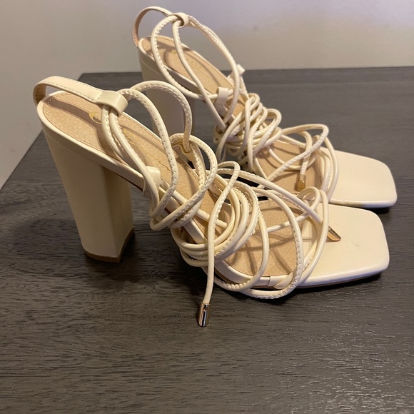 Cream heels - Picture 4 of 5